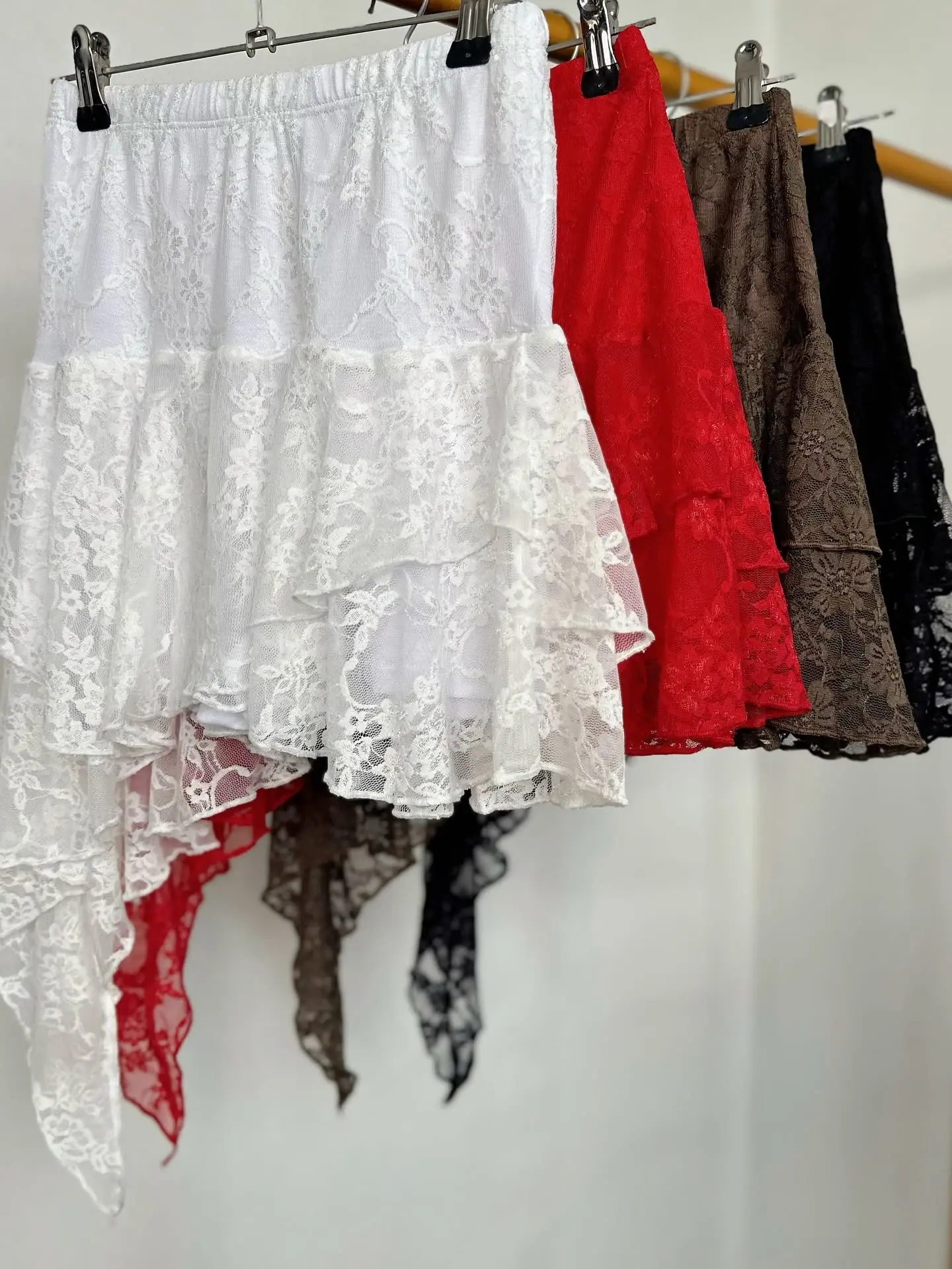 Cuatro faldas de encaje en capas: blanca, roja, topo y negra